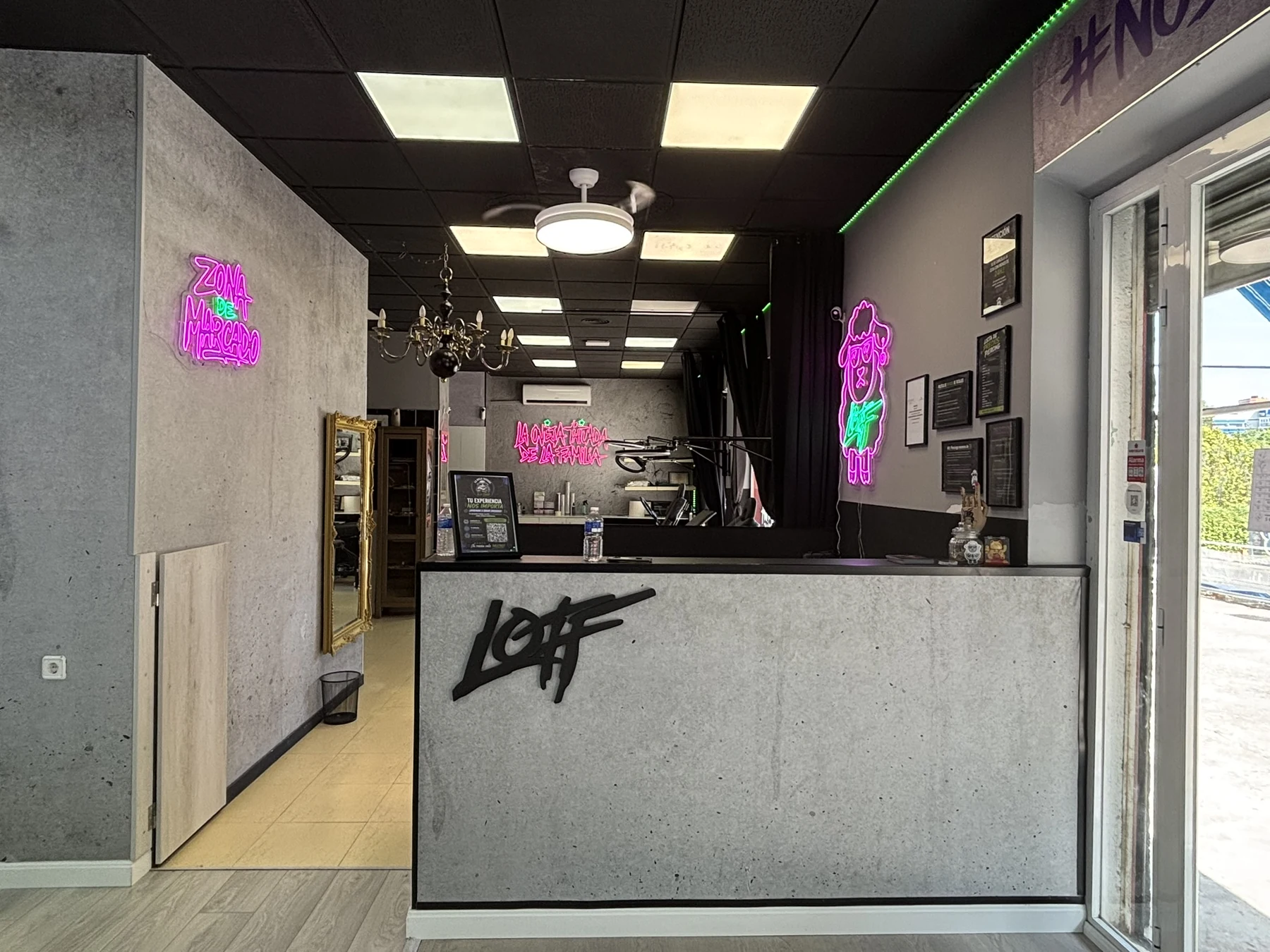 Recepción y acceso principal del estudio de tatuajes y barbería.